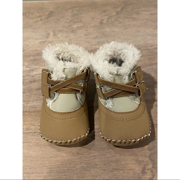 ** LEAVING TODAY** Infant fuzzy booties - Picture 4 of 6